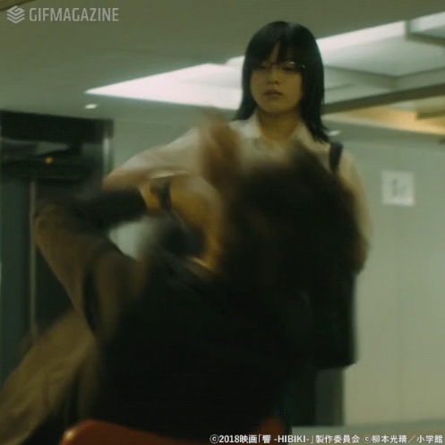 冷徹な表情にゾクッ 平手友梨奈 初主演映画 響 の てちキック てちビンタ が無限ループ動画に ねとらぼ