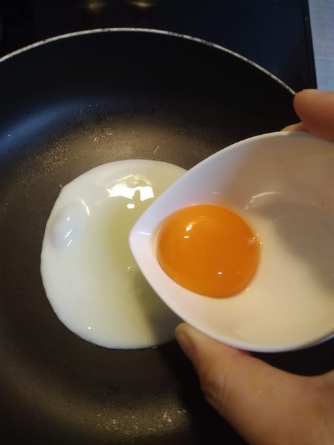 こんなかわいい 目玉焼き 見たことない 絵文字のいろんな顔を表現した黄身がすぐできそうで楽しい L Miya 1809emojimedamayaki02 Jpg ねとらぼ