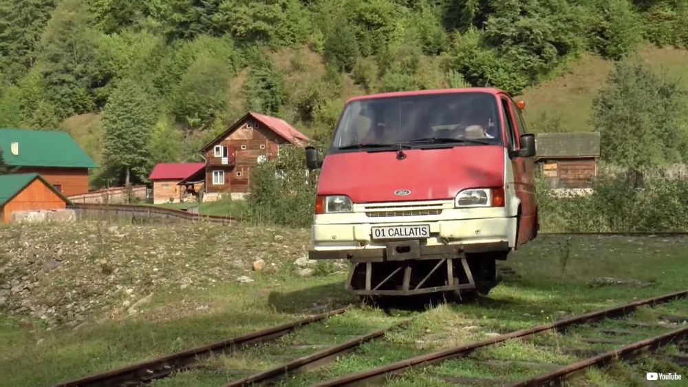 のどかな山間部に突然のミニバン ルーマニアの林間鉄道を走るトロッコ