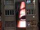 「こわすぎ」「なんの広告？」　新宿西口のサイネージ広告に出現する“女の目”が謎すぎるしホラーすぎると話題に