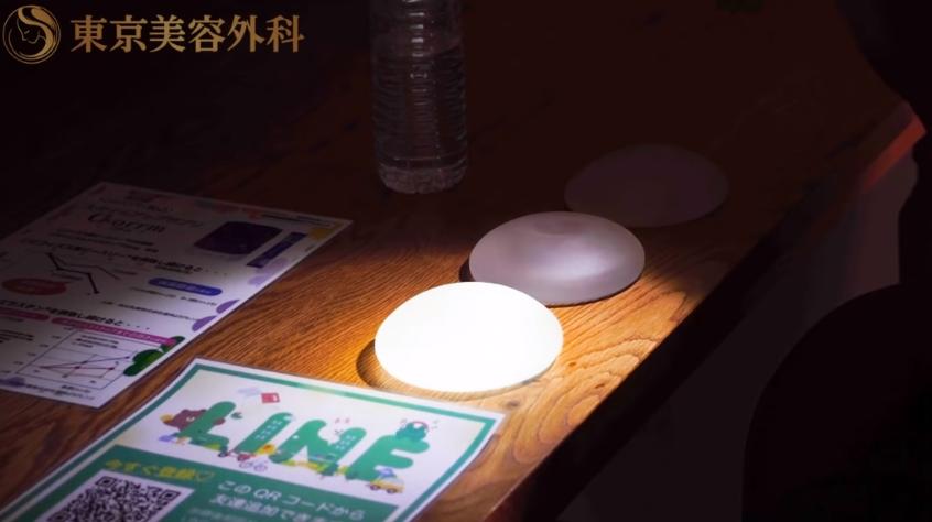 豊胸手術した胸がledライトで光る映像 に東京美容外科がマネしないよう呼びかけ 日常生活ではまず光らない ねとらぼ
