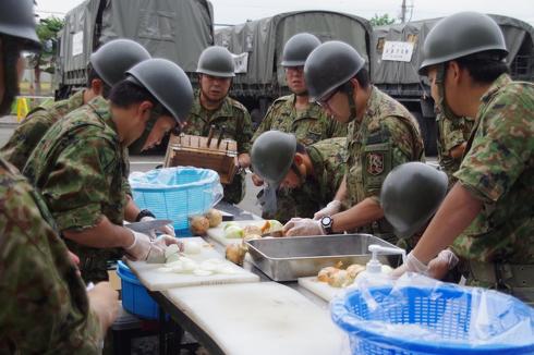 「自衛隊は被災者への配慮のため、炊き出しは食べず冷たい缶詰を食べる決まり」　SNSで広まったうわさは本当か、防衛省に聞いた