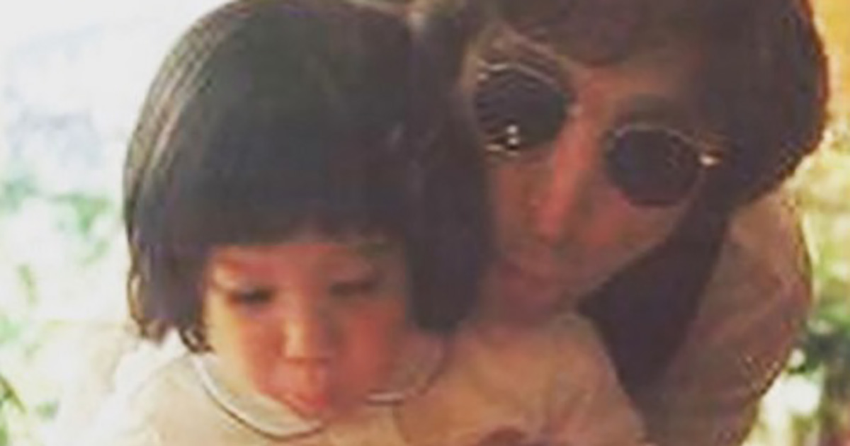 Happy ay To Us ジョン レノンの次男 若かりしころの父との2ショット公開で誕生日を祝福 ねとらぼ