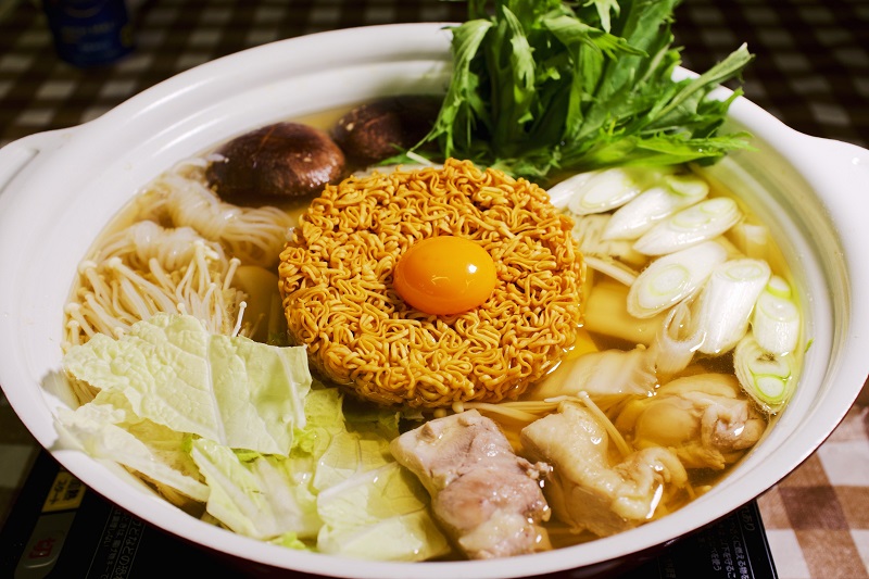 鍋にチキンラーメンを入れて金麦と合わせるだけの悪魔的飯テロ 禁断の夜会 チ金麦鍋会 を開催してみた ねとらぼ