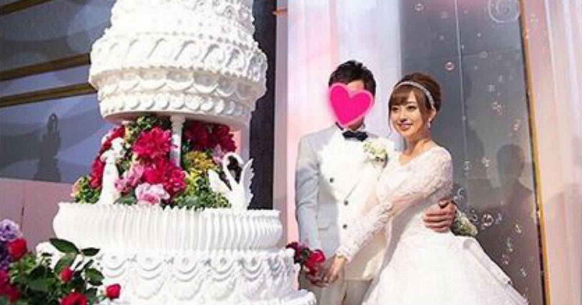 一生の想い出となりました 菊地亜美 結婚式での巨大ウエディングケーキ入刀ショットで幸せ報告 ねとらぼ