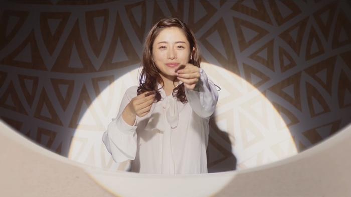 手のひらサイズの石原さとみがかわいい ザ チョコの箱にスマホを入れて 大人舌レッスン を愉しもう ねとらぼ