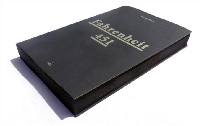黒いページを火であぶると読めるようになる 特殊仕様の 華氏451度 ねとらぼ