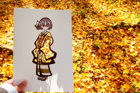 鮮やかな紅葉が美しい着物に 切り絵と風景を合わせたアート作品が情感あふれる秋の物語 ねとらぼ