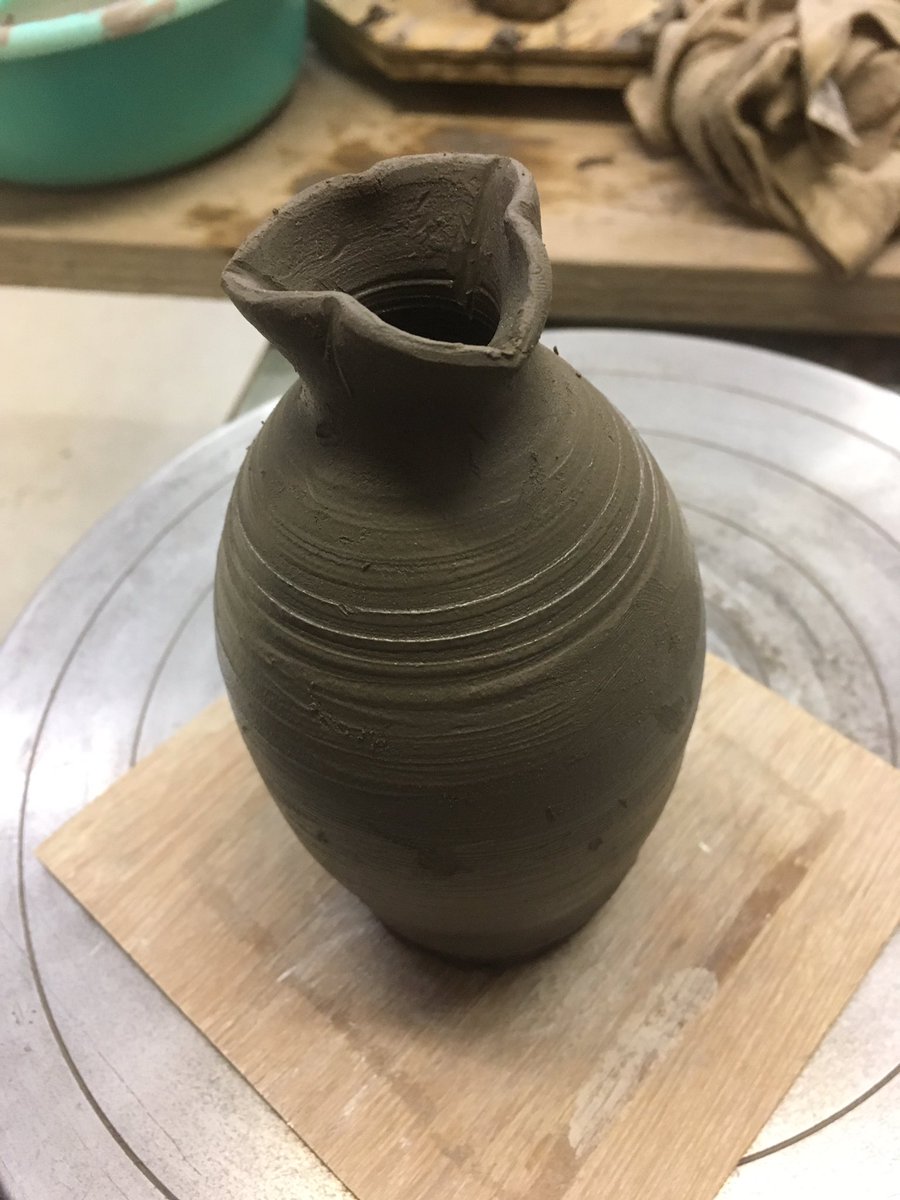 マナー講師撲滅用とっくり作りました 陶芸教室の先生による 注ぎ口以外から注ぐとこぼれる 構造が講師に牙をむく ねとらぼ