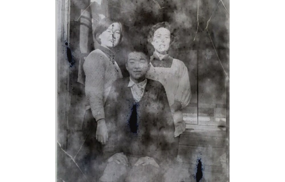 中古カメラから白黒の家族写真が出てきた」 本人たちのもとに写真を 