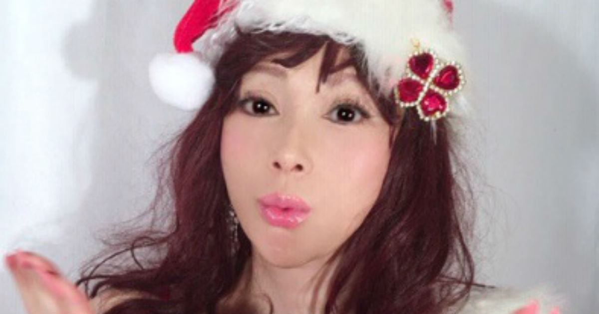 「私達の愛のプレゼント」 叶美香、セクシーなサンタコスからこぼれだす胸とヒップでクリスマスの気温上昇待ったなし！ ねとらぼ