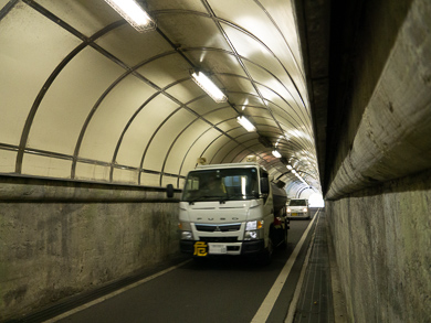 横須賀　トンネル　隧道　汐入　平沼義之　坂本隧道　自動車　すれ違う