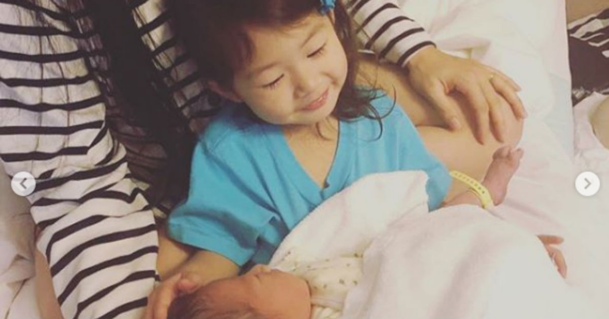 歌手のai It S A Baby Boy と第2子男児の出産を報告 長女との写真