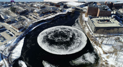 大自然の不思議 米国の川に現れた巨大な氷の円盤が話題 ねとらぼ