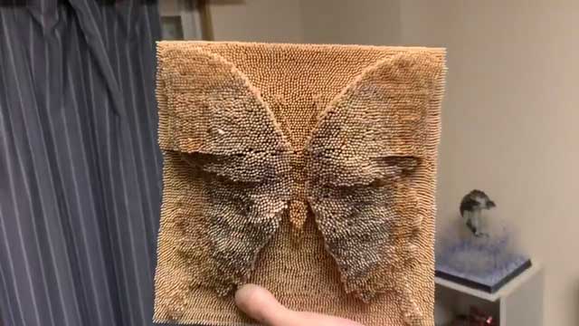 爪楊枝1万本で作った「蝶」にビックリ 見る角度で羽の色が変わる発想に「変態だ……」と驚く声 - ねとらぼ