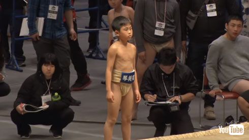 世界少年相撲大会で驚異の一番 大きな相手にブンブン振り回されながらも大逆転した小兵力士に拍手喝采 ねとらぼ