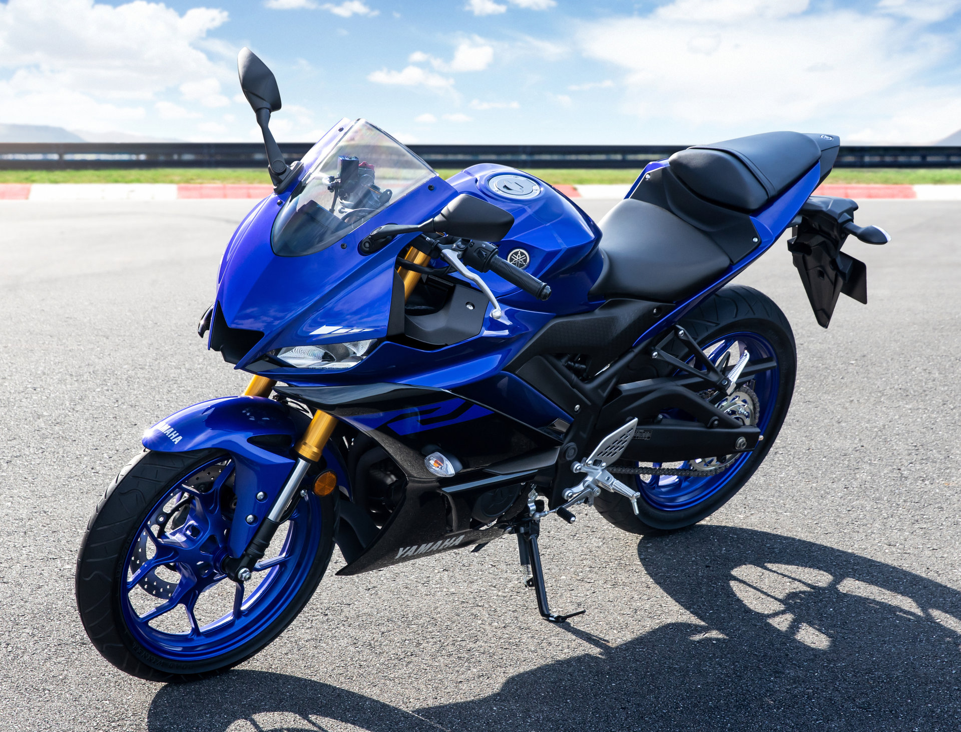 ヤマハ「YZF-R25」がリニューアル これやべぇ！ ギッとニラむMotoGP