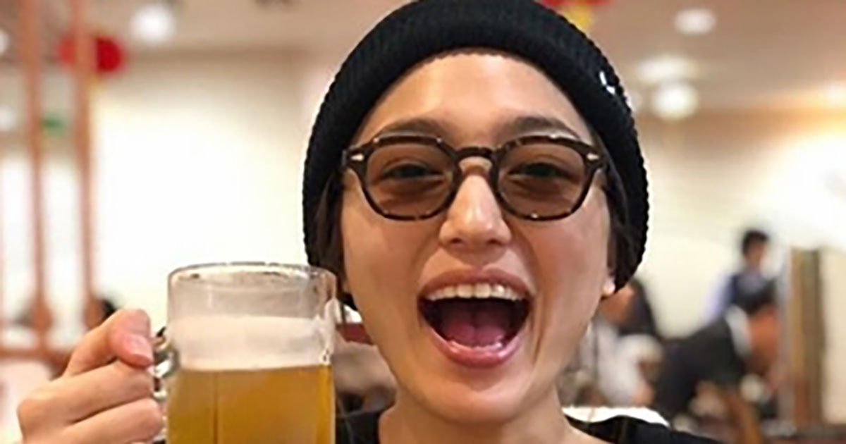 完全におっさんの飲み方」 川口春奈、ジョッキビールをかっくらう“飾ら ...
