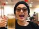 「完全におっさんの飲み方」　川口春奈、ジョッキビールをかっくらう“飾らない姿”にファン驚き