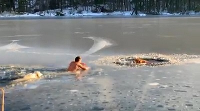 凍った池から救出