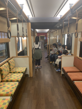 列車の中に枯山水 ネットで話題 京都を走る阪急電鉄のすごい和モダン列車の正体とは ねとらぼ