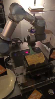 ホテル 全自動 オムレツ マシーン シンガポール ロボット アーム 料理 かわいい
