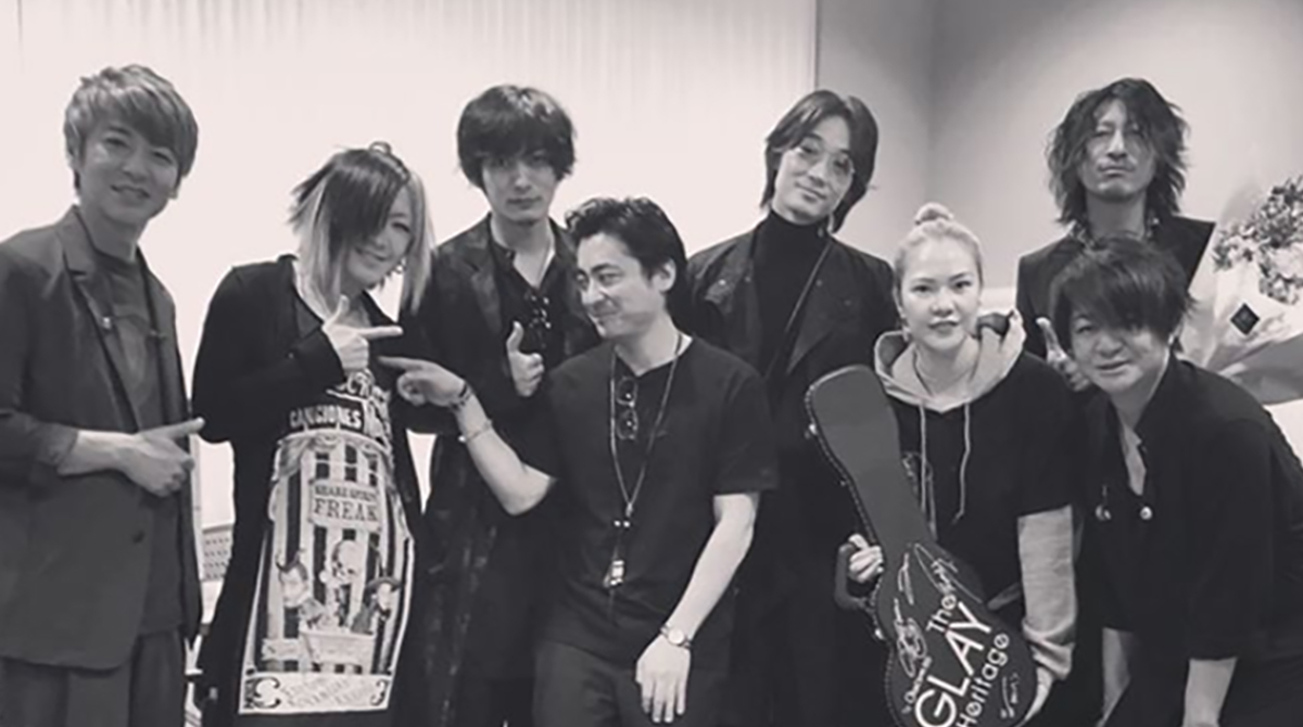 乳首ドリルすなー 山田孝之 Glayとの記念ショットで見せた中学生級のはしゃぎっぷりにファンからツッコミ ねとらぼ 乳首ドリルすなー 山田孝之 Glayとの記念ショットで見せた中学生級のはしゃぎっぷりにファンからツッコミ ねとらぼ