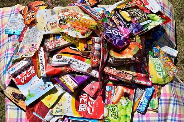 お菓子1万円分の米袋 めちゃめちゃな量のお菓子を持って大人が遠足する話 ねとらぼ