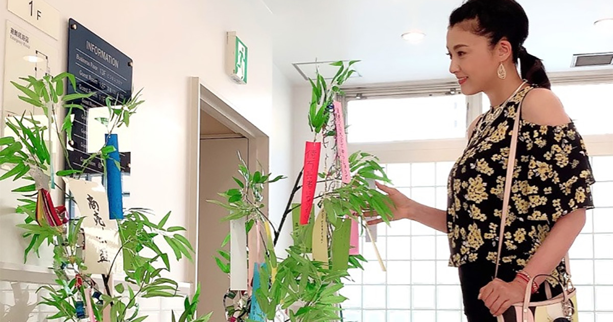 アラフィフの脚じゃない 藤原紀香 ショートパンツ姿の 美脚ショット にファンくぎ付け ねとらぼ