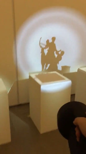 何も無い 懐中電灯 影ができる 不可視彫像 坪倉輝明 展示 アート VR プロジェクションマッピング