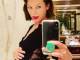 ミラ・ジョヴォヴィッチ、43歳で第3子妊娠を発表　ぽっこりお腹の“自撮りショット”に祝福の声集まる