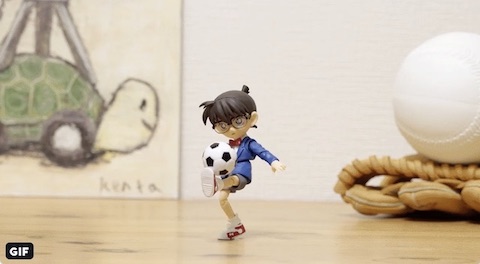 「サッカーを披露する江戸川コナン」