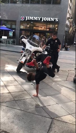 アメリカの街中で警官と少年のダンスバトルが発生 キレのある動きで世界中から称賛の声 ねとらぼ