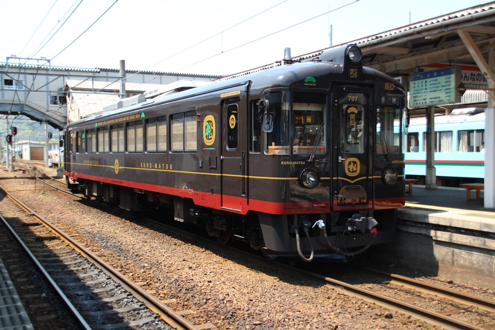 京都丹後鉄道の「丹後くろまつ号」、JR線に初乗り入れ　JR西所有のDE10ディーゼル機関車が牽引