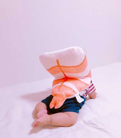 暴れるエビ となった赤ちゃんがかわいい 寿司ネタデザインのクッションを背負う姿に シャリがかわいい の声 ねとらぼ
