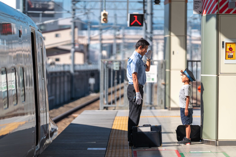 神対応 Jr最高すぎませんか とある新幹線の運転士が子どもに 帽子 をかぶせてあげる最高に粋な姿が撮影される 1 2 ページ ねとらぼ