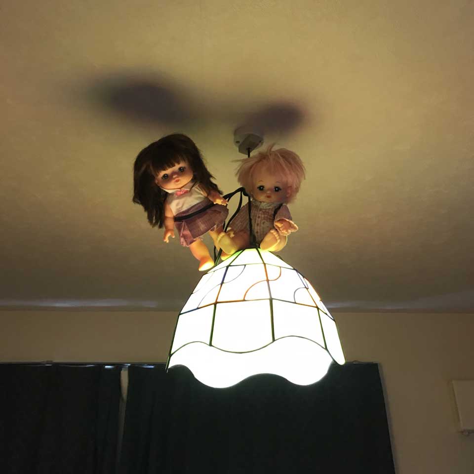 妖精がこっそり住み着いているような可愛い部屋にしよう 天井から見下ろす人形が怖すぎる部屋が完成 ねとらぼ