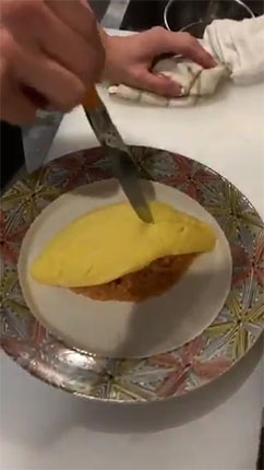 卵の表面をナイフで切る様子