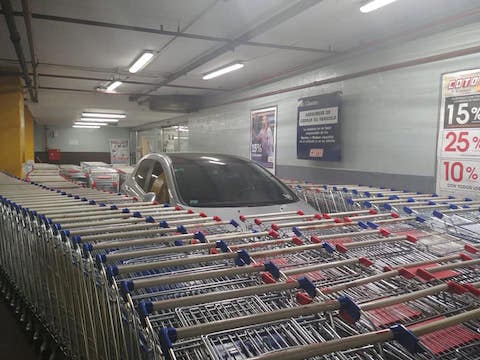 グッジョブ 拍手を スーパーマーケット店員が迷惑駐車にブチギレ ショッピングカートで囲んでお仕置きしちゃう ねとらぼ
