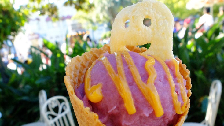 ディズニーランドの食べ歩きフードがハロウィーン仕様に 絶対食べたい 牛カルビコーン 1 2 ページ ねとらぼ