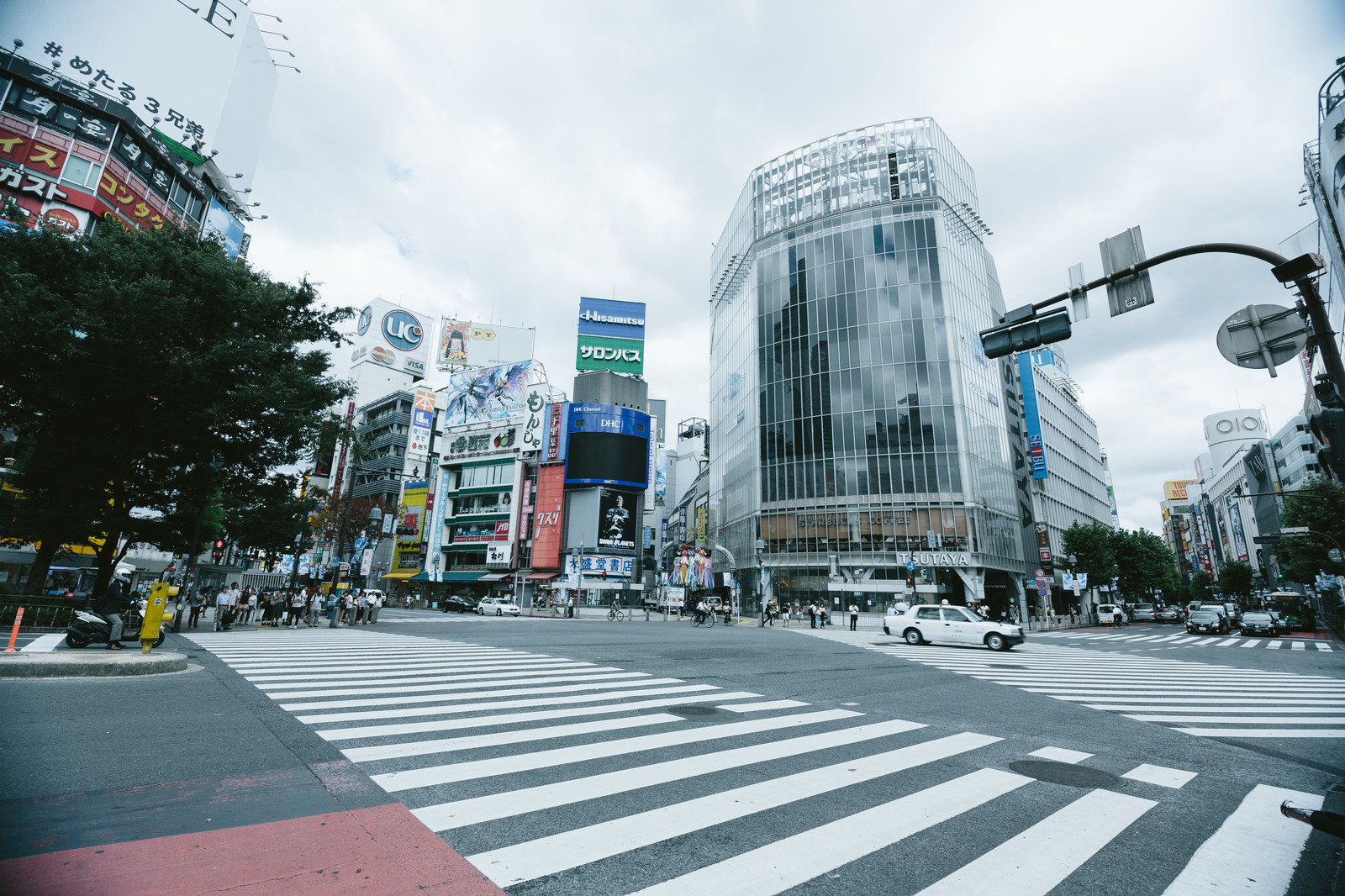 渋谷ハロウィンで有志たちが自発的にごみ拾い Twitterで称賛集まる 仮装のままごみ拾いをする人も 1 2 ページ ねとらぼ