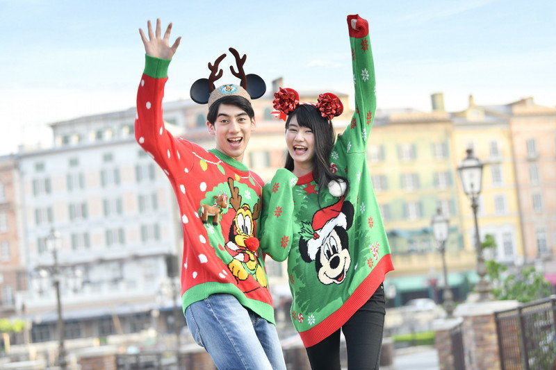 東京ディズニーリゾートのクリスマスをもっと楽しむ身につけグッズ ちょいダサ かわいいレトロなデザインのセーターに注目 ねとらぼ