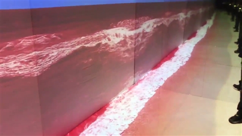 室内に「エヴァンゲリオン」の“真っ赤な海”が出現　プロジェクションマッピングを使った作品が気持ち悪いほどの臨場感