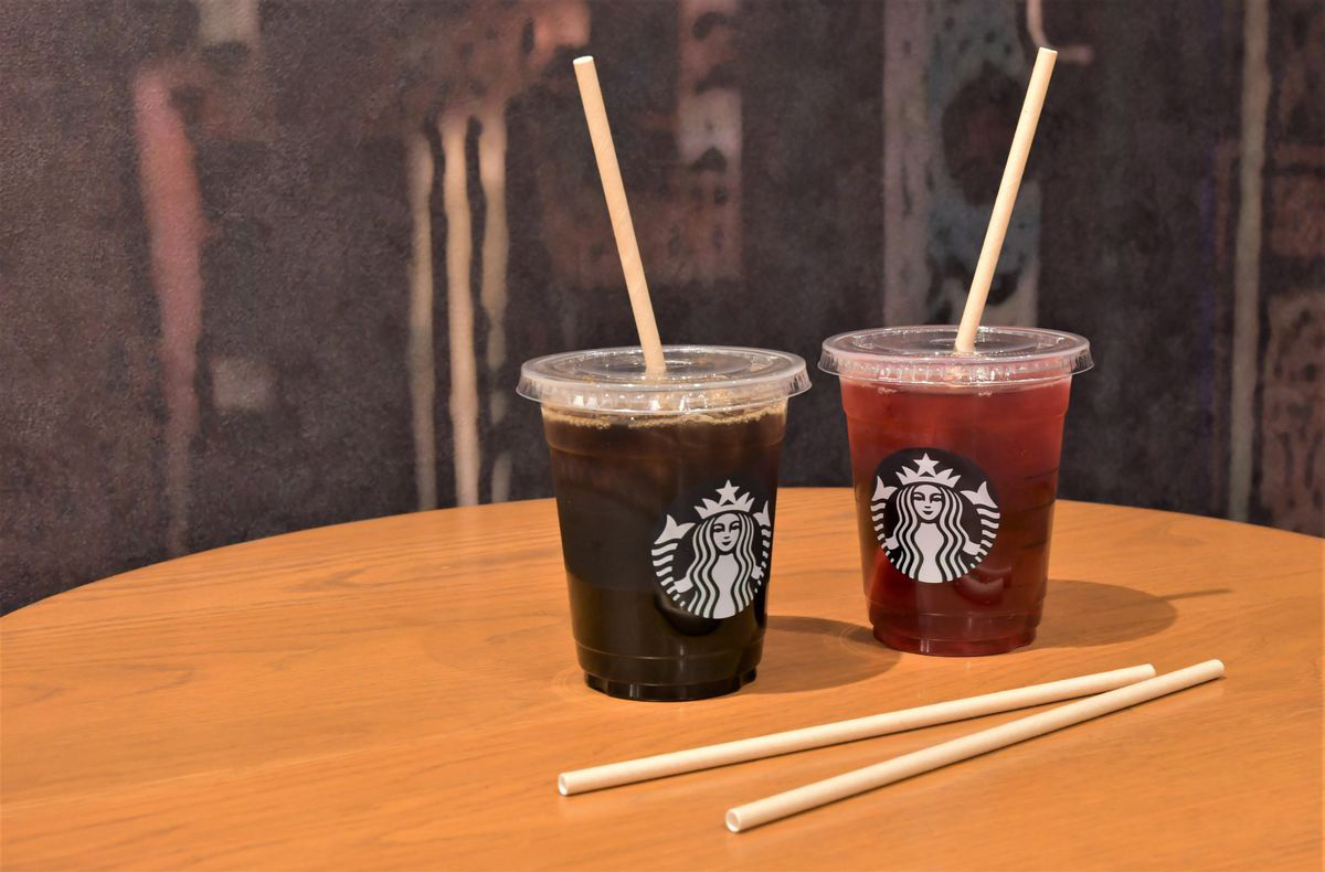 スタバが年1月から紙ストローに順次切り替え 年間約2億本のプラスチックストロー削減へ ねとらぼ