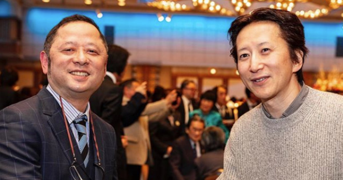 キン肉マン ゆでたまご嶋田が ジョジョ 荒木との2ショット公開 荒木先生若い 火事場のクソ力vs石仮面 1 2 ページ ねとらぼ