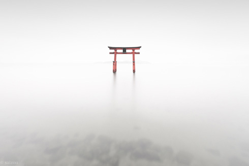 曇りの日に撮影された滋賀県 白髭神社 がまるで異世界 湖の白に鳥居の朱色が美しく映える ねとらぼ