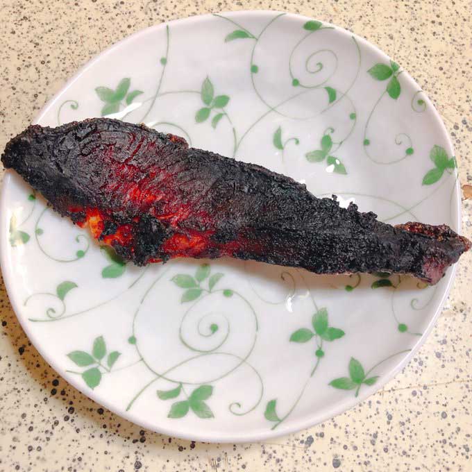 焼きすぎた鮭に ゴジラの肉片 炎属性の武器 の指摘相次ぐ 失敗料理のはずが逆にカッコイイ ねとらぼ