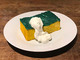 「天才ｗ」「クリームがもはやクレンザー」　緑と黄色のスポンジケーキを焼いて重ねたら想像以上に「スポンジ」だと話題に