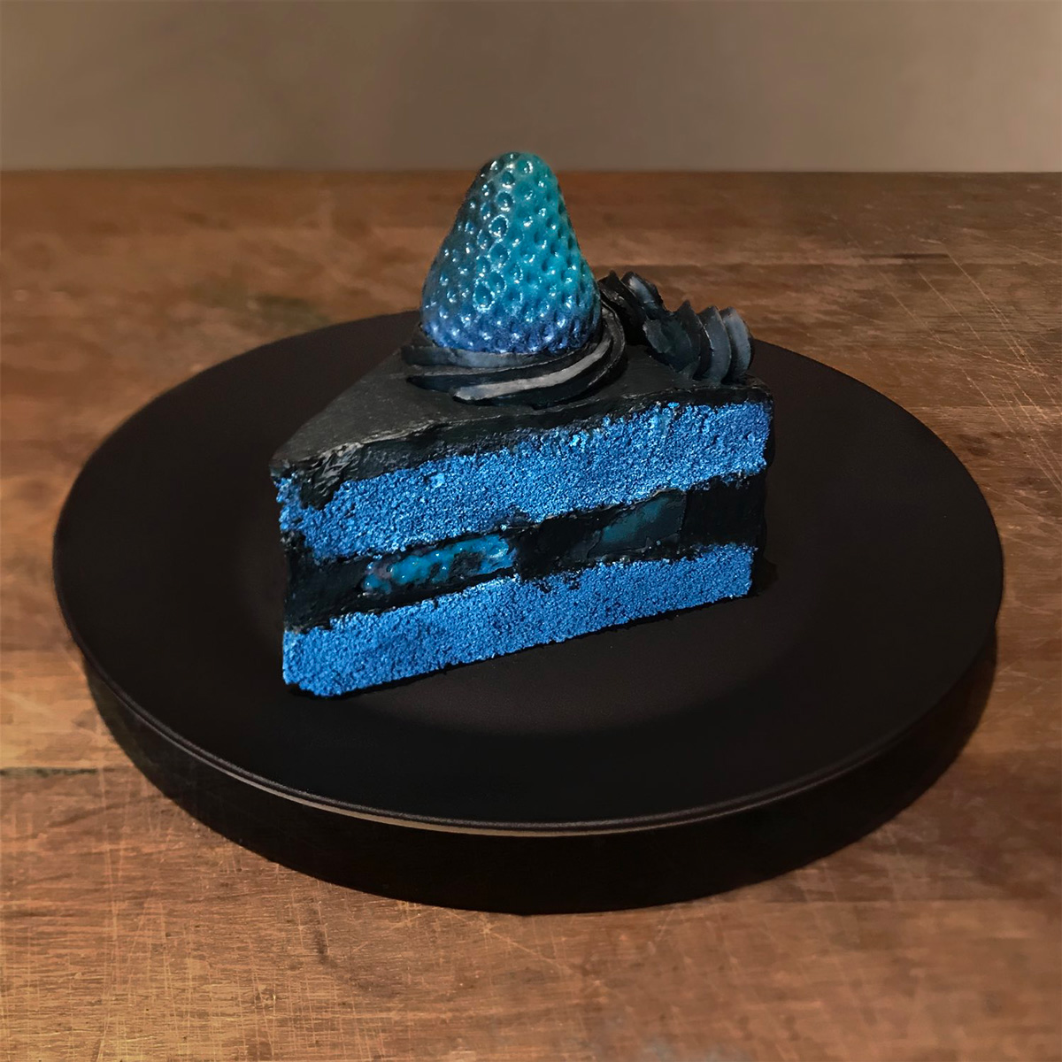 写真映えしすぎるケーキ完成 青と黒のケーキを色反転すると めっちゃおいしそうになる ねとらぼ
