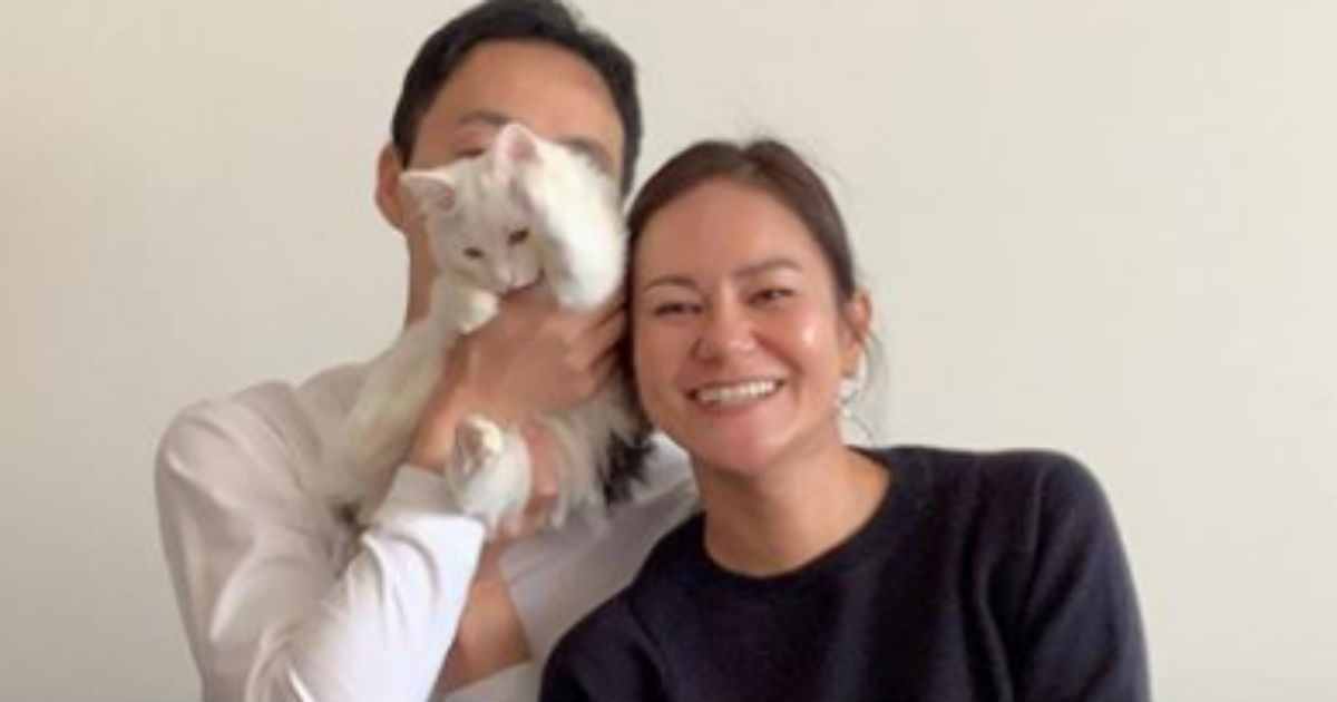 宮里藍 初の夫婦ショット投稿に反響 幸せを感じる写真 夫は飼い猫てんてんを抱えて顔隠し 1 2 ページ ねとらぼ